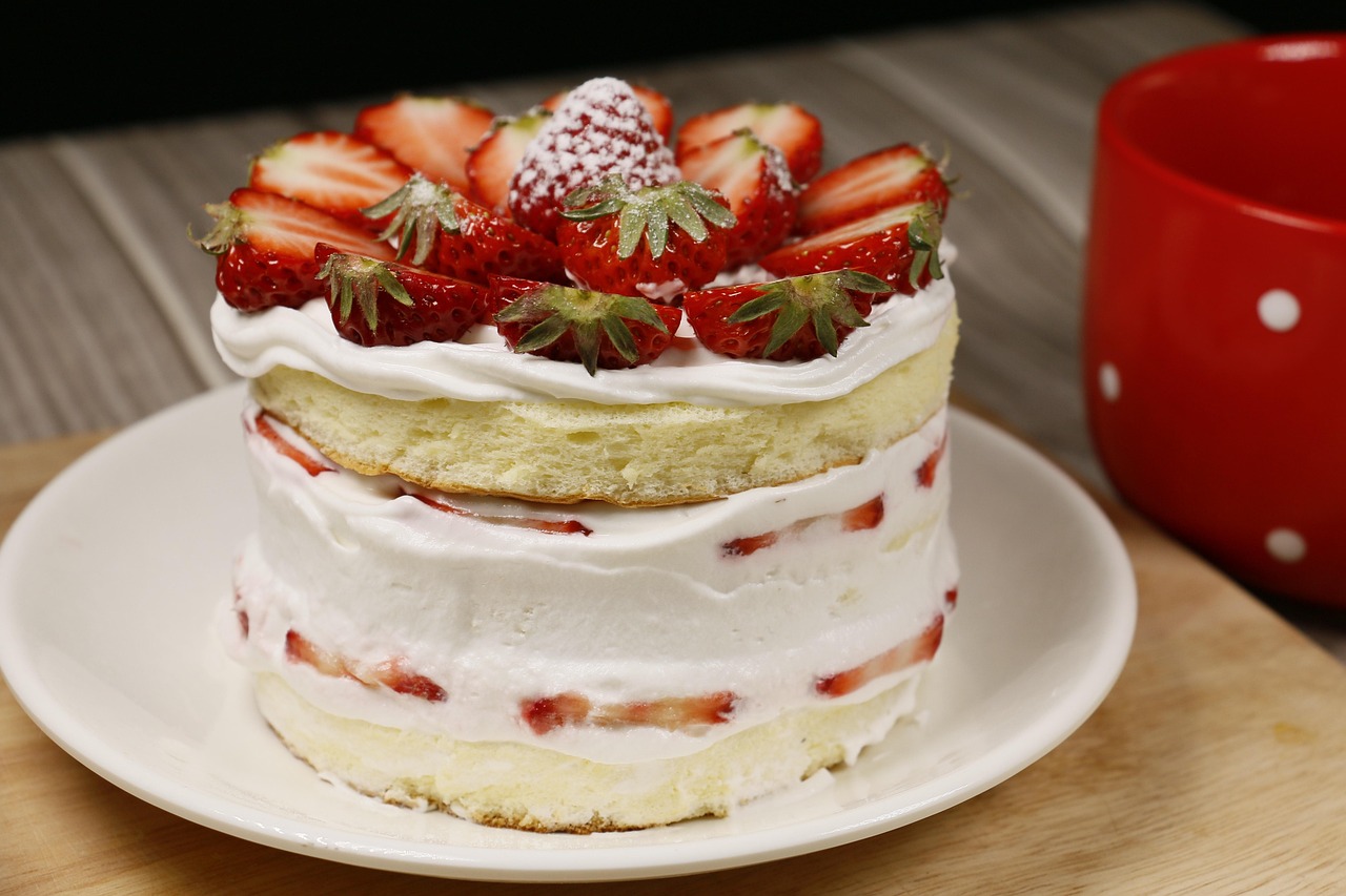 Strawberry Slices Vanilla Cake